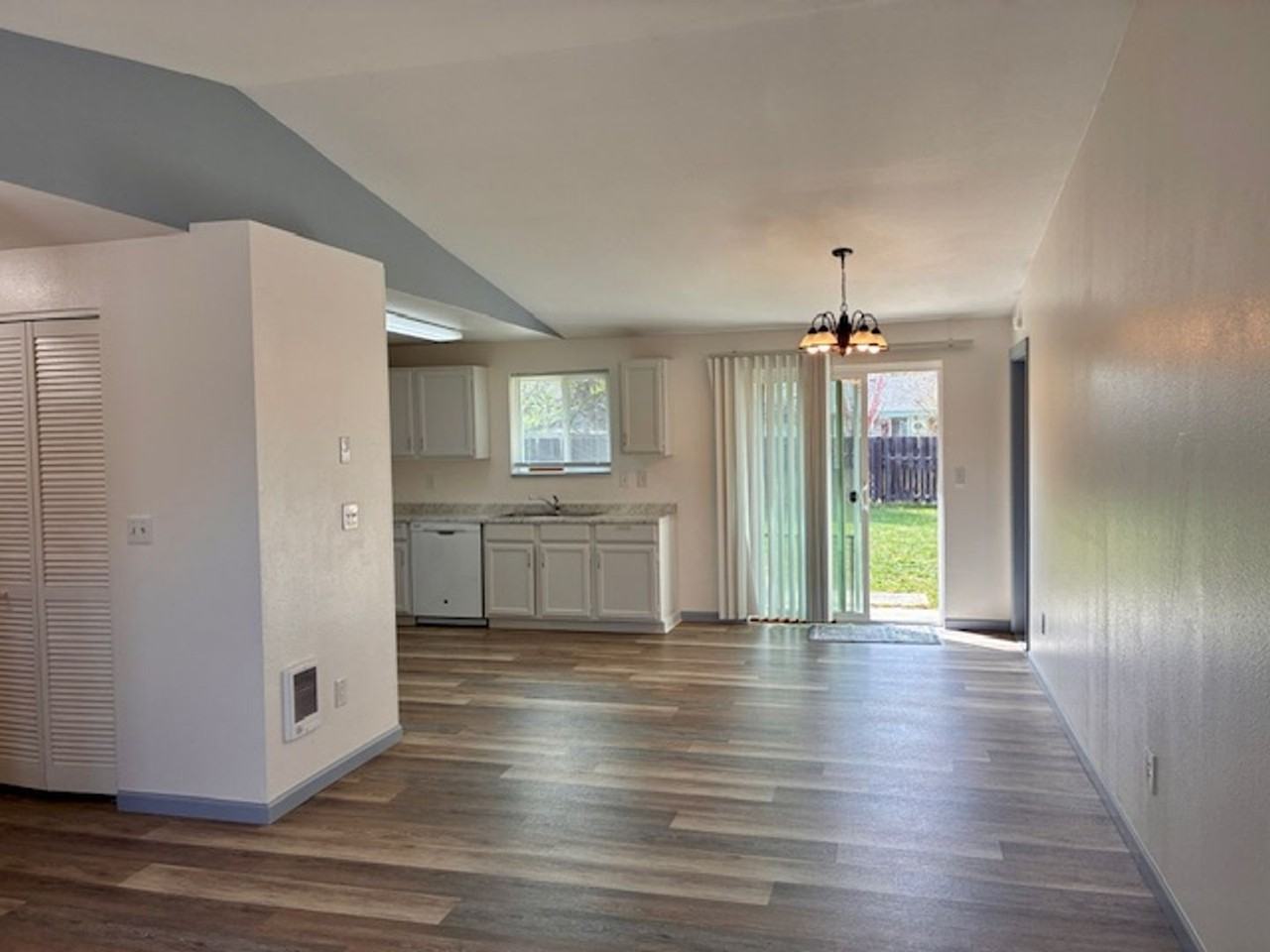 1559 Sw 33rd St - Photo 4 of 28