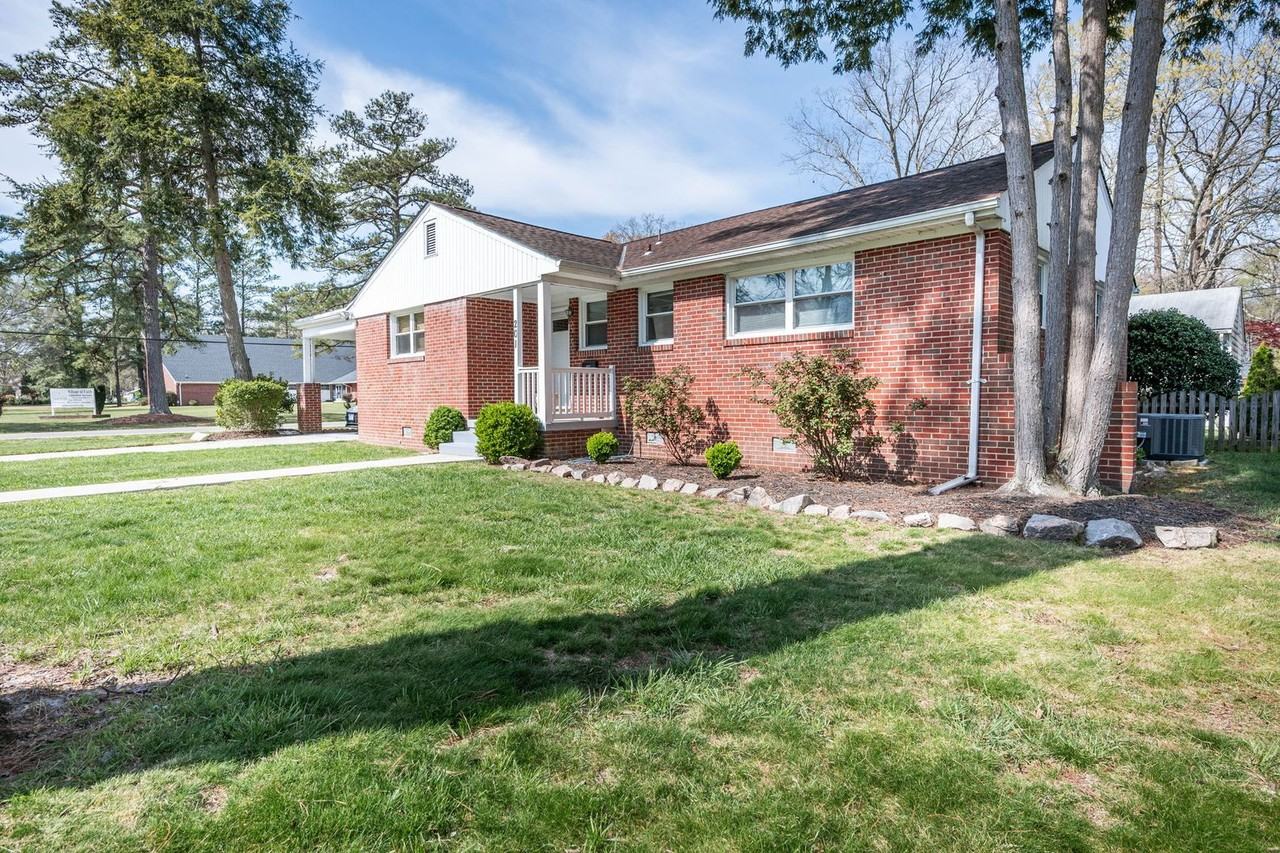 201 Stuttaford Dr - Photo 2 of 32