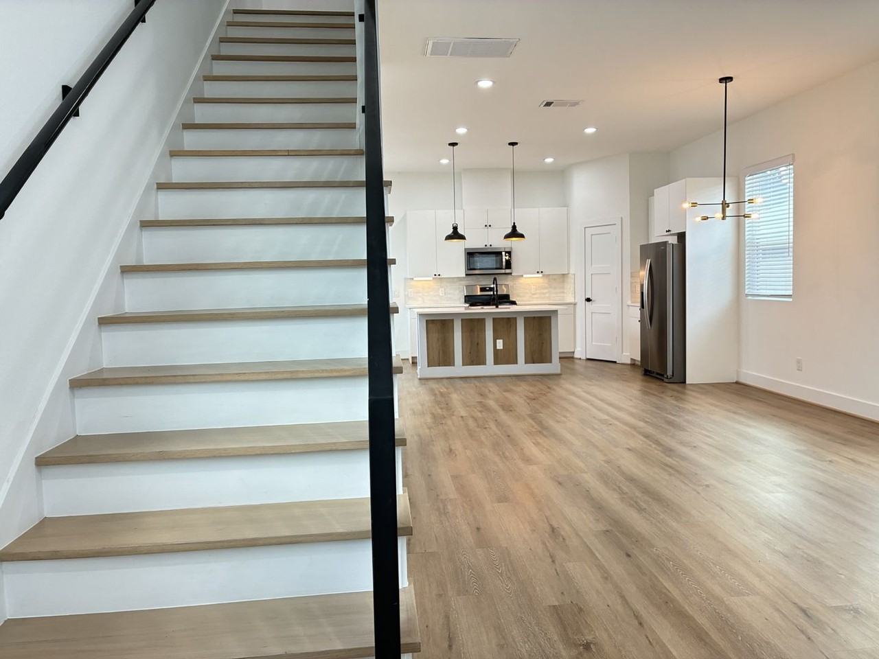 1404 E 31st St #B - Photo 4 of 22