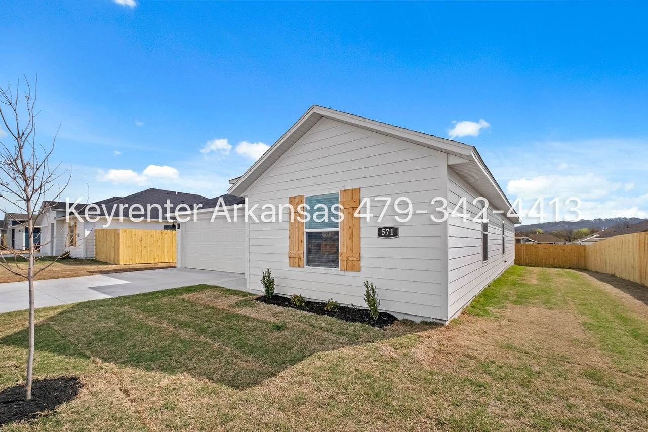 571 Raegan St - Photo 2 of 28