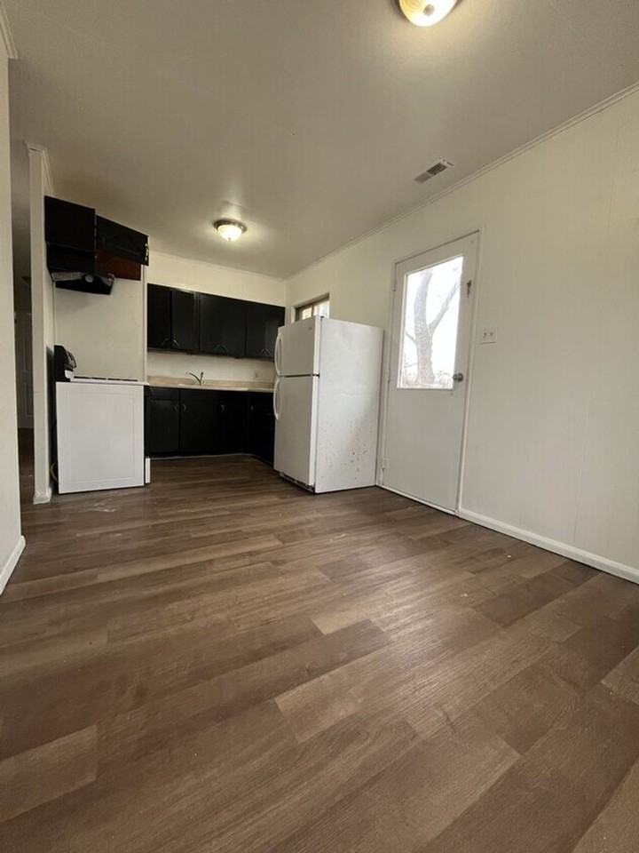 111 Saint Thomas Ln - Photo 3 of 6