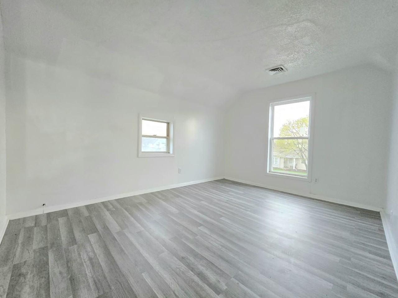 3312 Mishawaka Ave - Photo 2 of 7