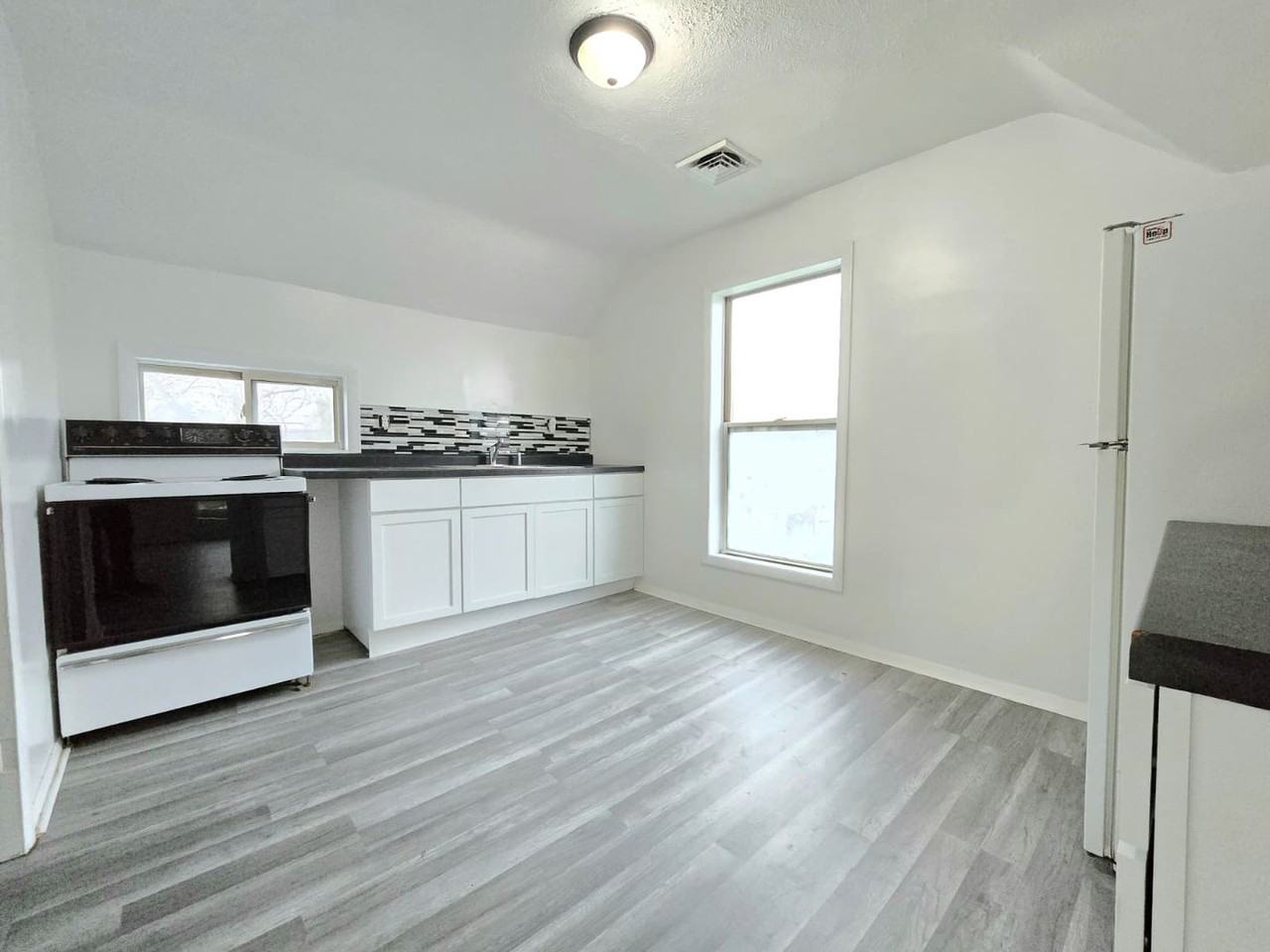 3312 Mishawaka Ave - Photo 3 of 7