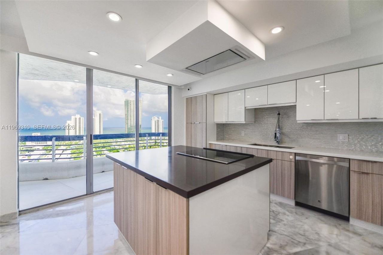 19195 Mystic Pointe Dr - Photo 2 of 25