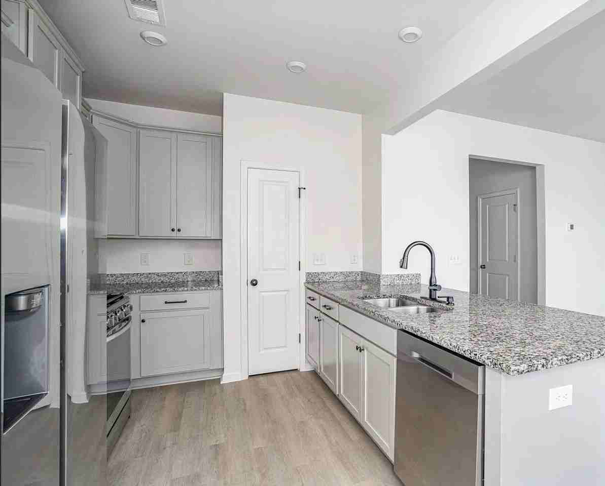 1084 Cornelia St - Photo 6 of 17