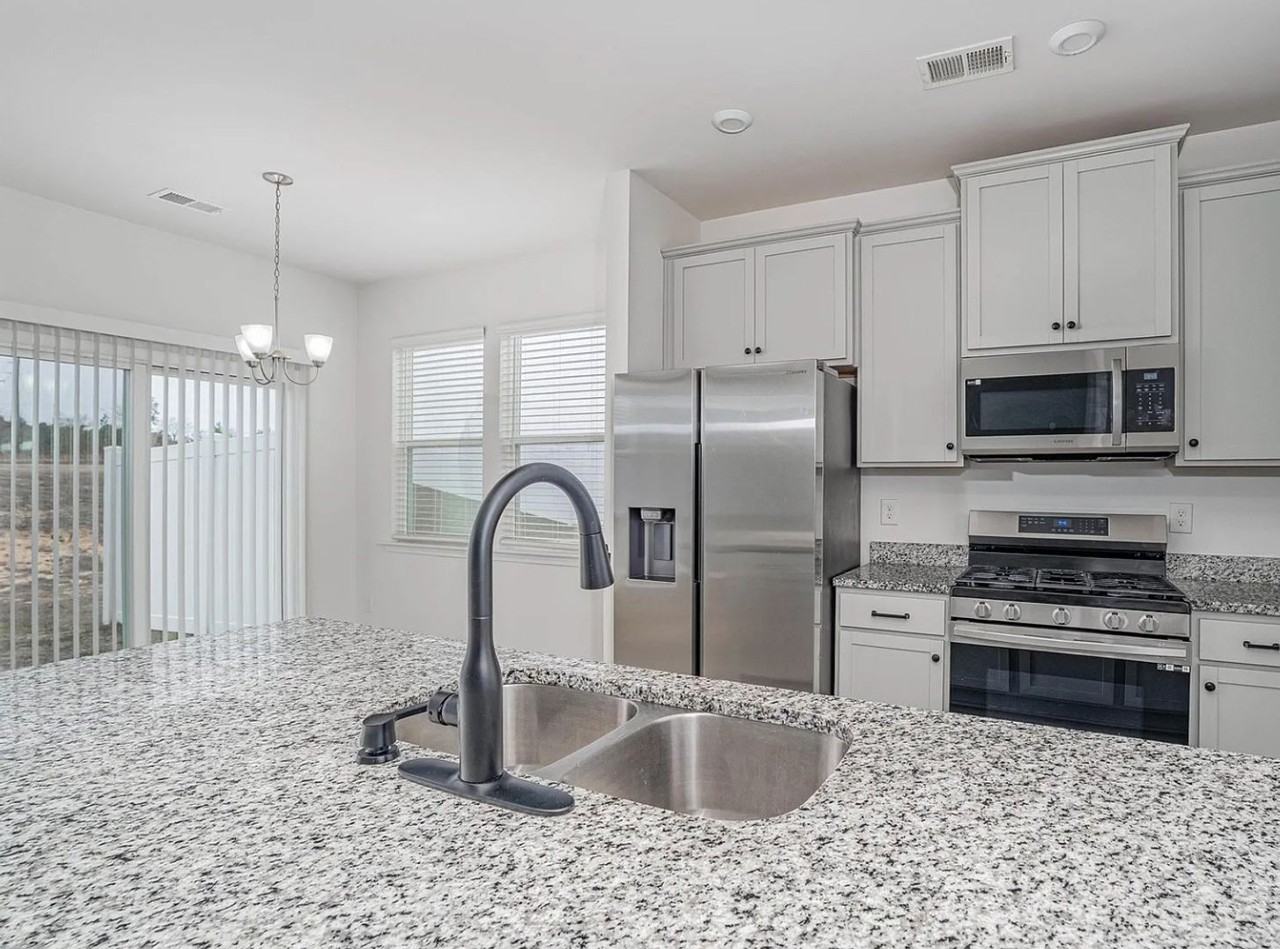 1084 Cornelia St - Photo 7 of 17