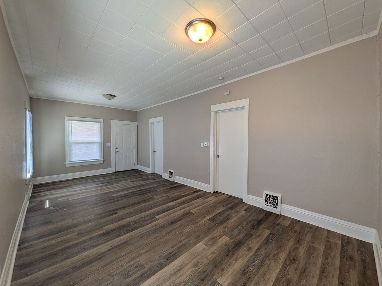 2634 E Walnut St - Photo 4 of 10