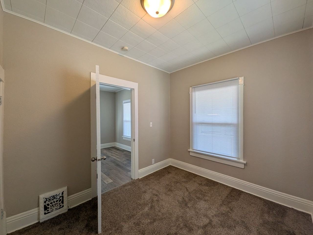 2634 E Walnut St - Photo 5 of 10