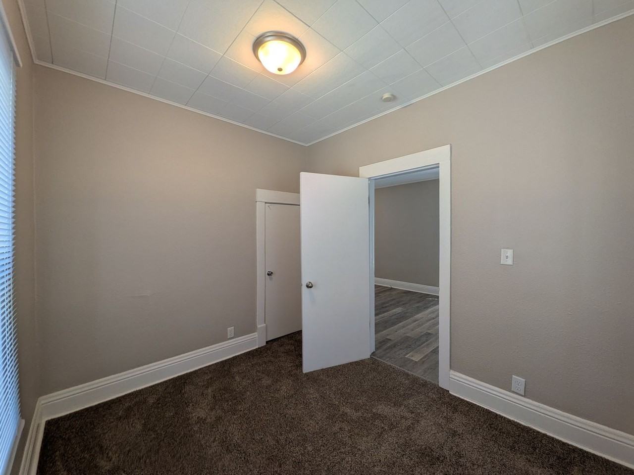 2634 E Walnut St - Photo 6 of 10