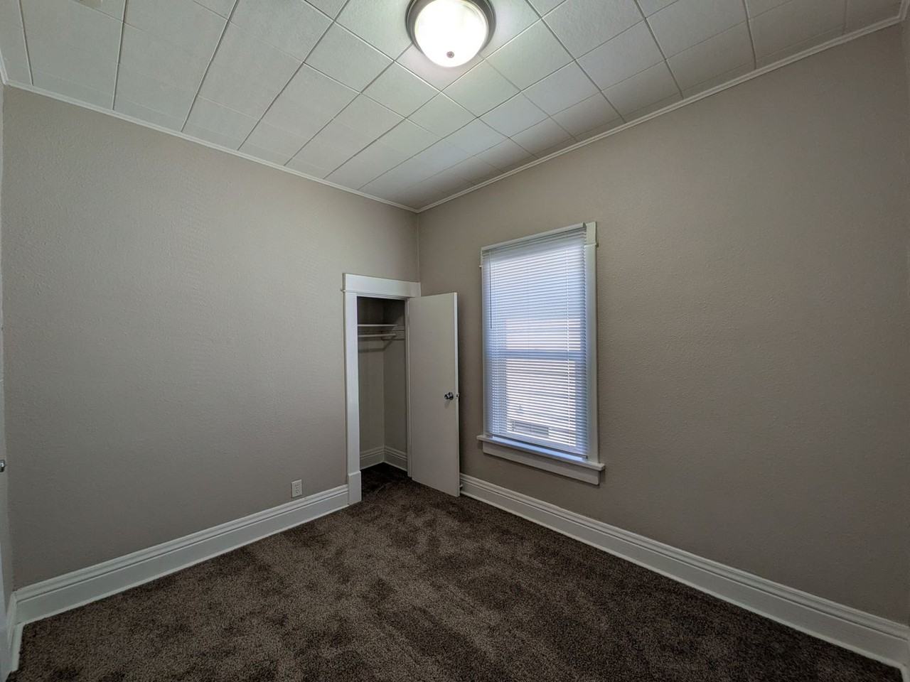 2634 E Walnut St - Photo 7 of 10