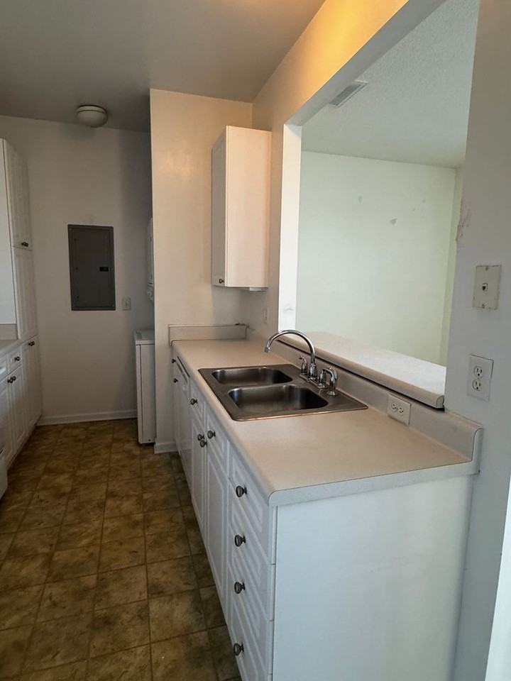 2037 Smallbrooke Ct - Photo 5 of 13