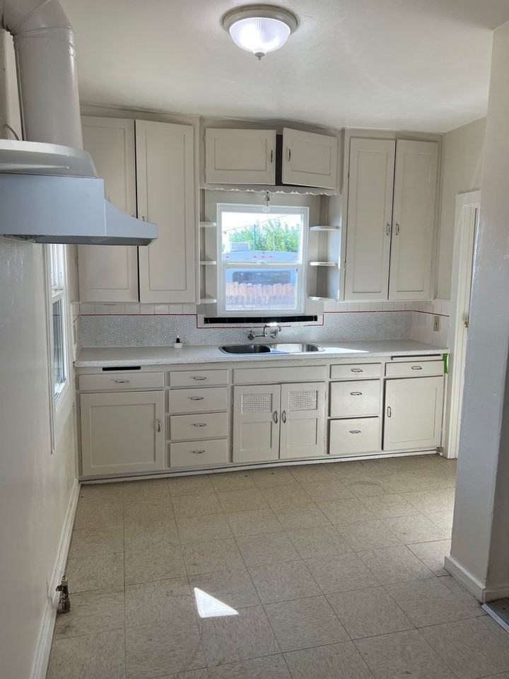 633 9th St - Photo 4 of 17