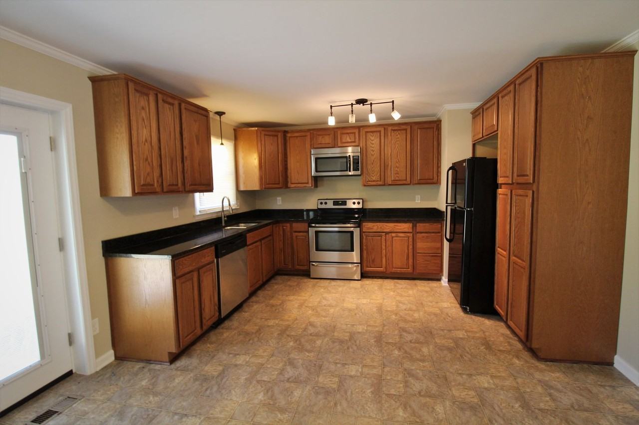 1403 Northhills Dr - Photo 7 of 22