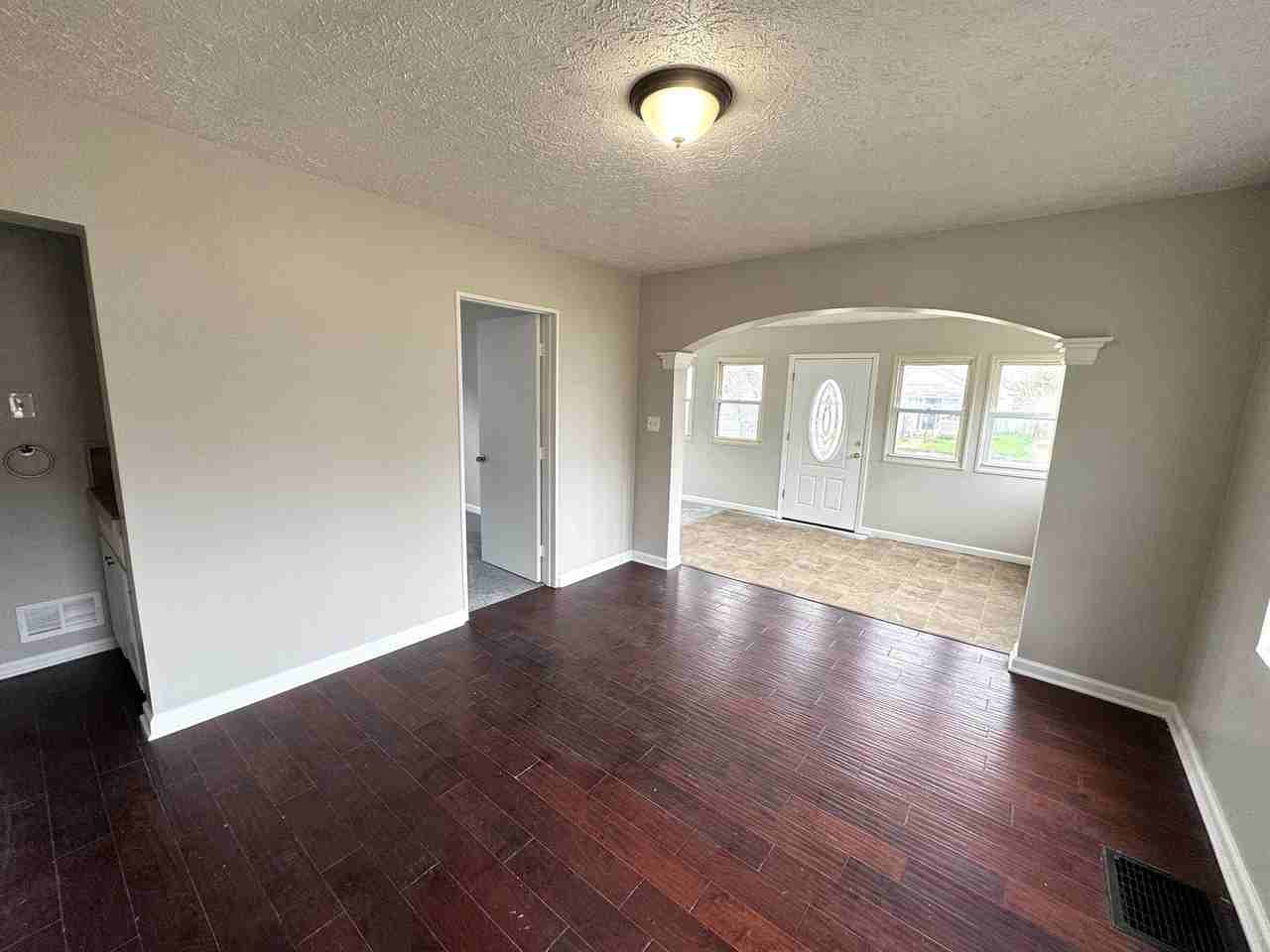 1424 N Denny St - Photo 4 of 26