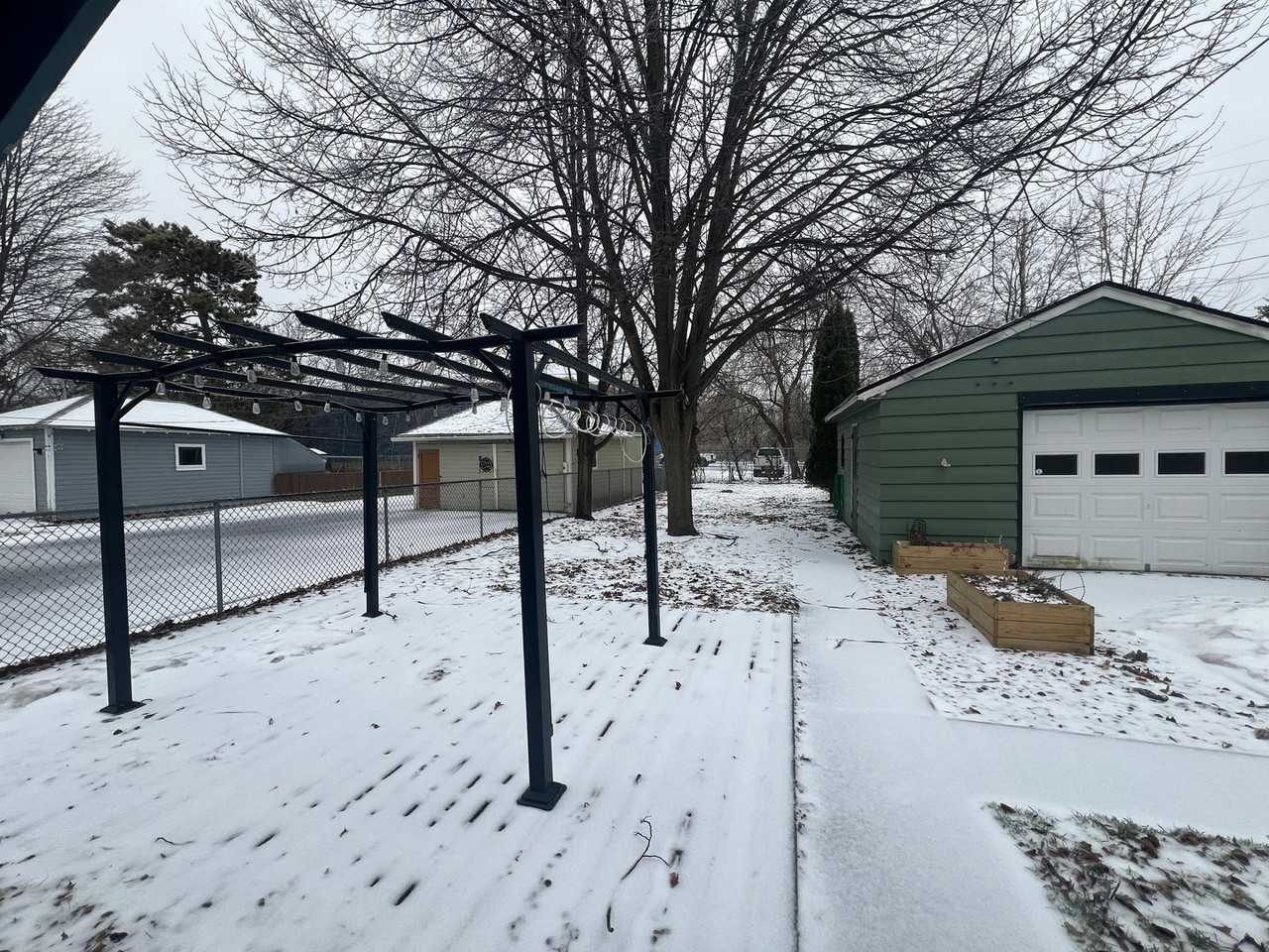 827 Single Ave - Photo 3 of 12