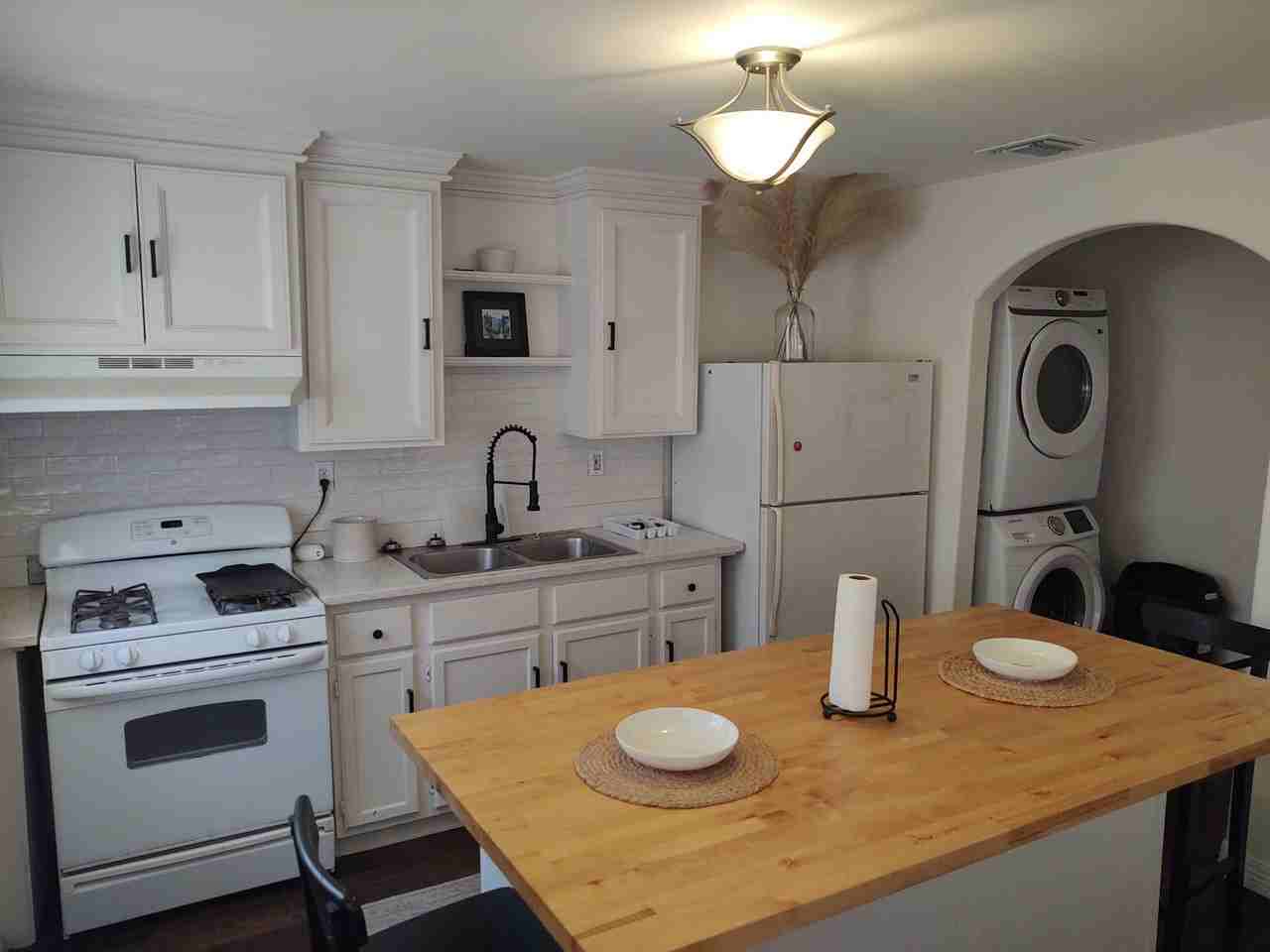 235 N Hidalgo Ave - Photo 2 of 9