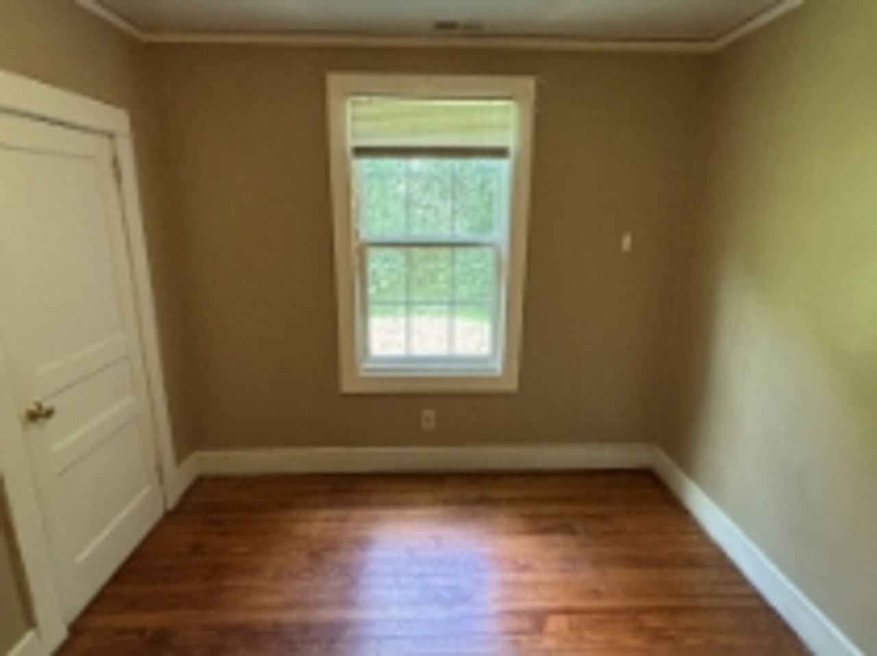 147B Center St - Photo 4 of 10