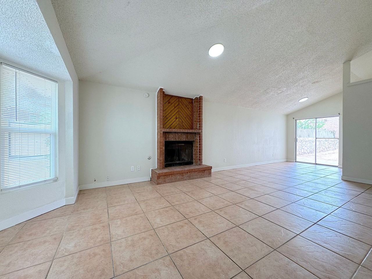 5937 Sinclair St - Photo 4 of 21