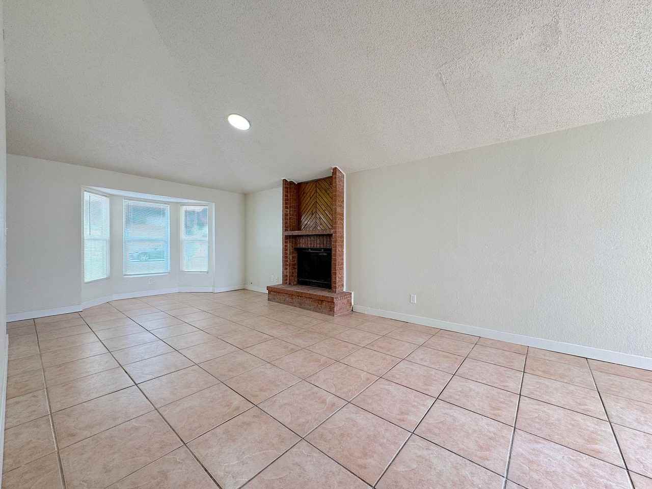 5937 Sinclair St - Photo 6 of 21