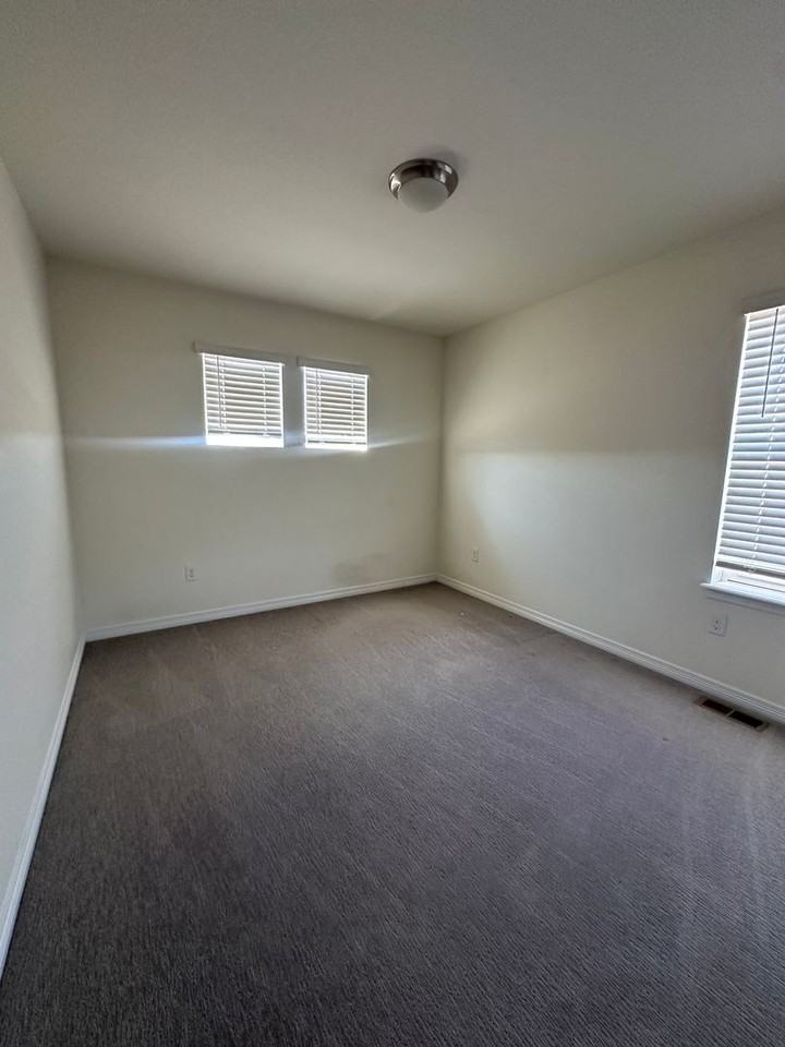 513 176th Ave - Photo 5 of 14