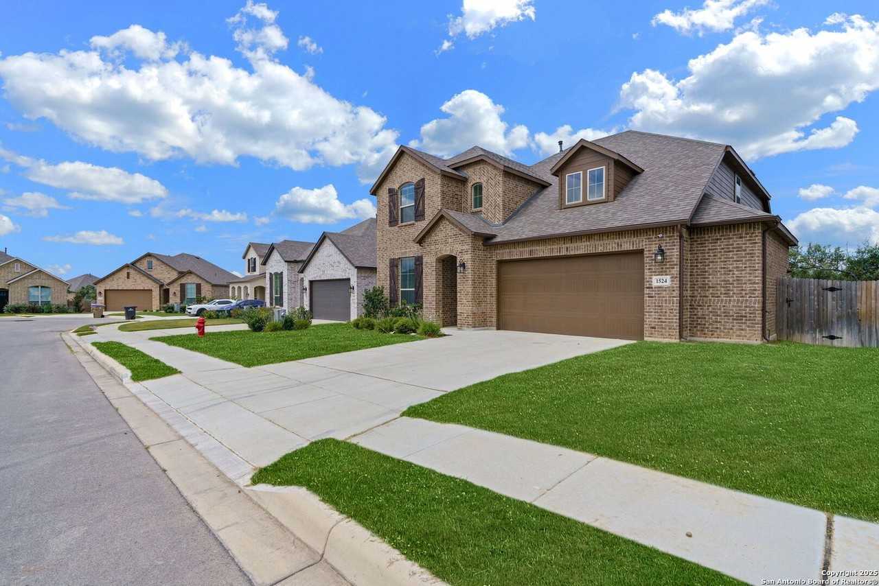 1524 Leeds Park - Photo 2 of 27