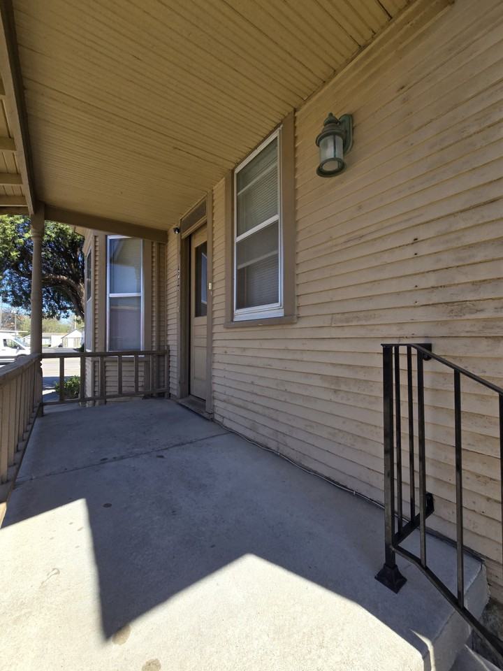 1007 W Maple St #3 - Photo 2 of 19