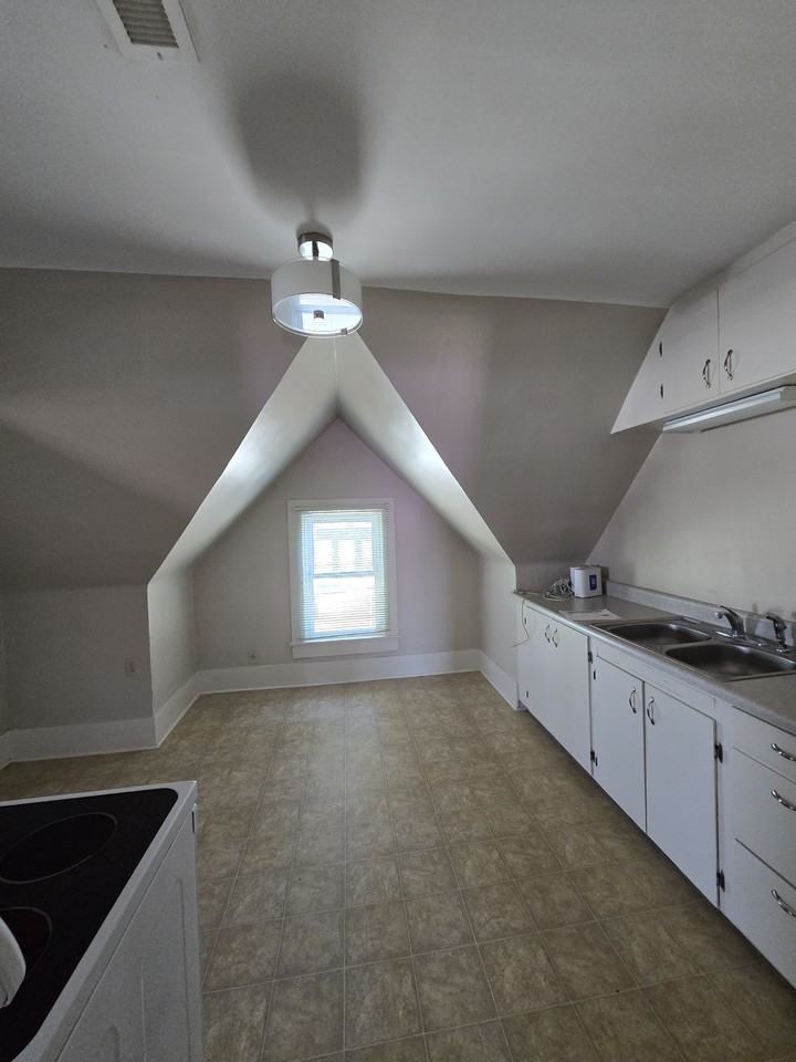 1007 W Maple St #3 - Photo 5 of 19