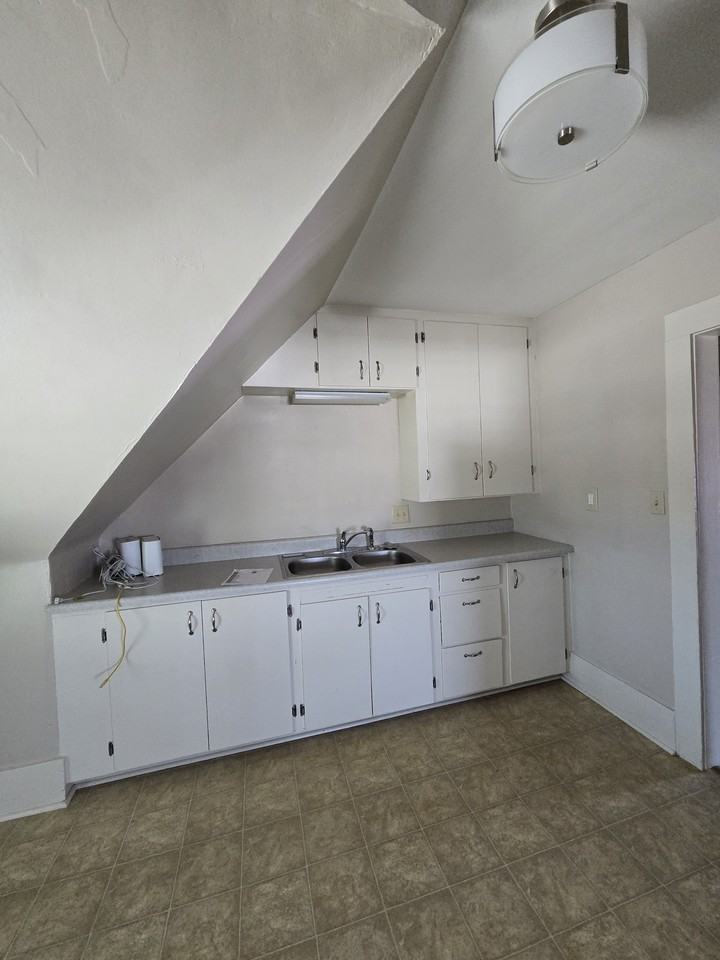 1007 W Maple St #3 - Photo 6 of 19