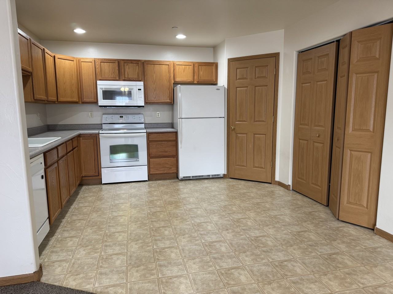 111 N Shore Dr #4 - Photo 4 of 17