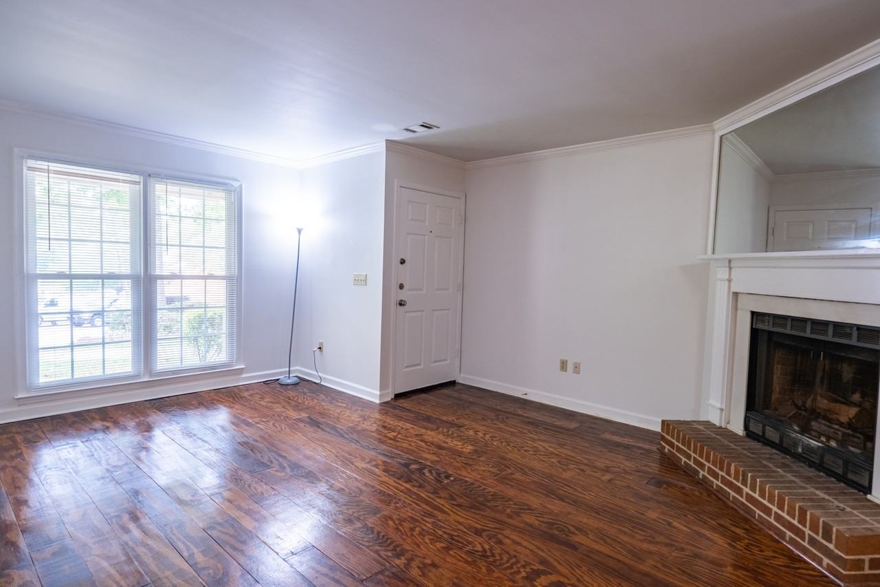 2496 Leeshire Rd #1 - Photo 4 of 15