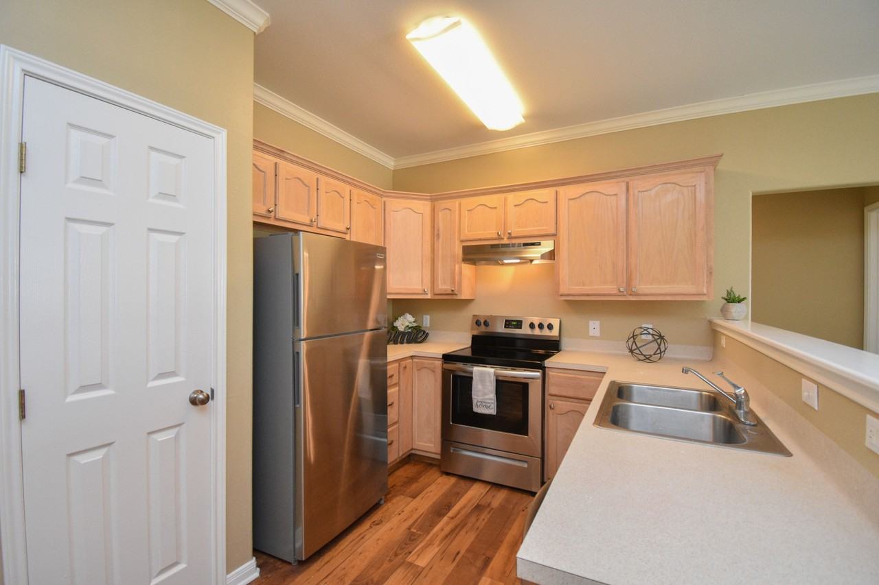 137 Sherwood DrApt D #D - Photo 2 of 5