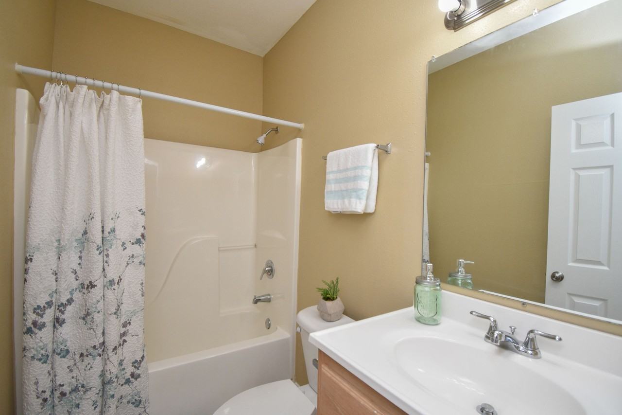 137 Sherwood DrApt D #D - Photo 3 of 5