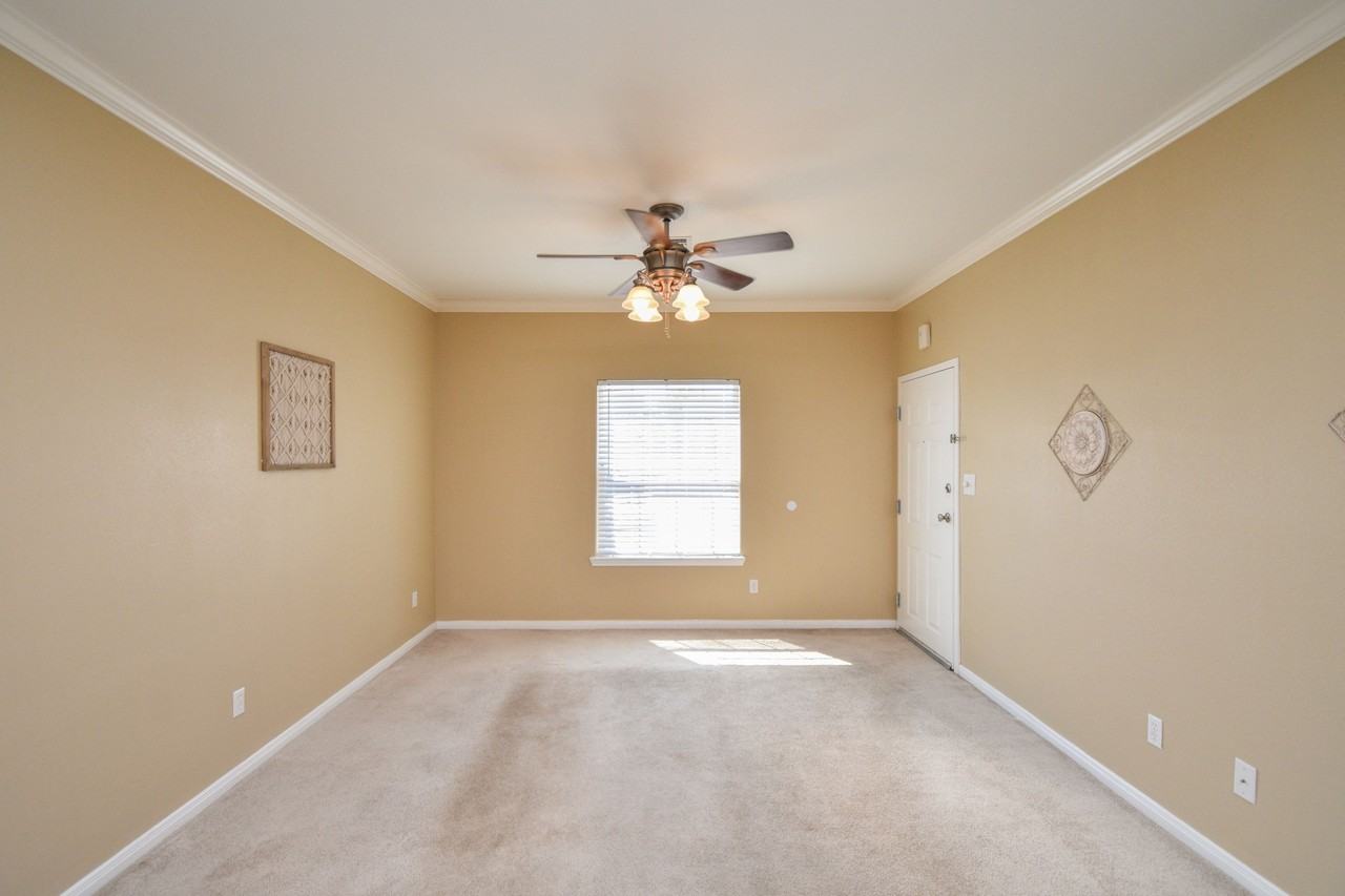 137 Sherwood DrApt D #D - Photo 4 of 5