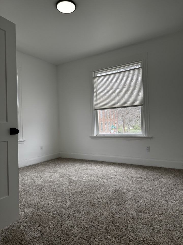 533 Hawthorne Ave #1 - Photo 6 of 9