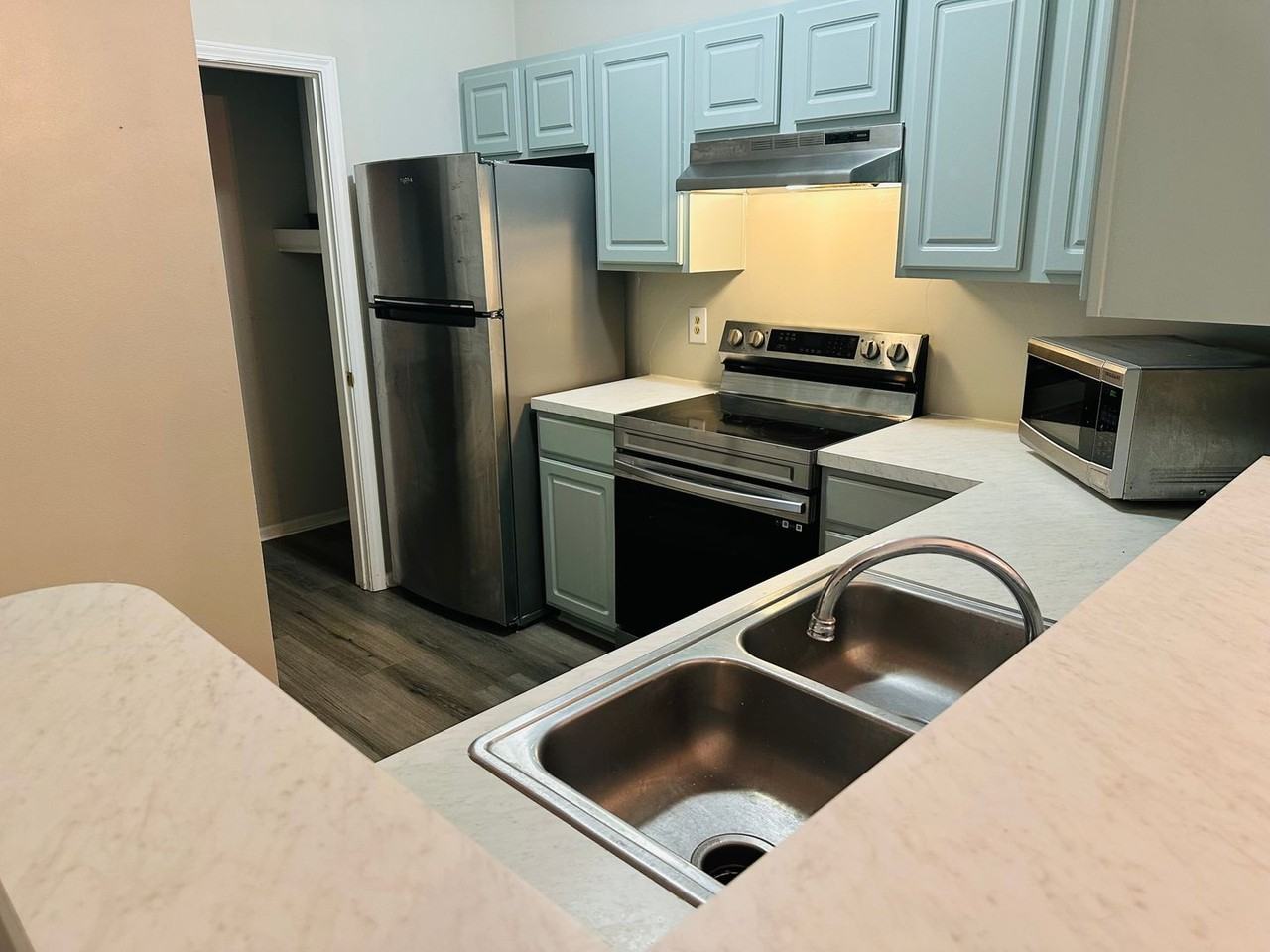 1600 Long Grove Dr - Photo 7 of 15