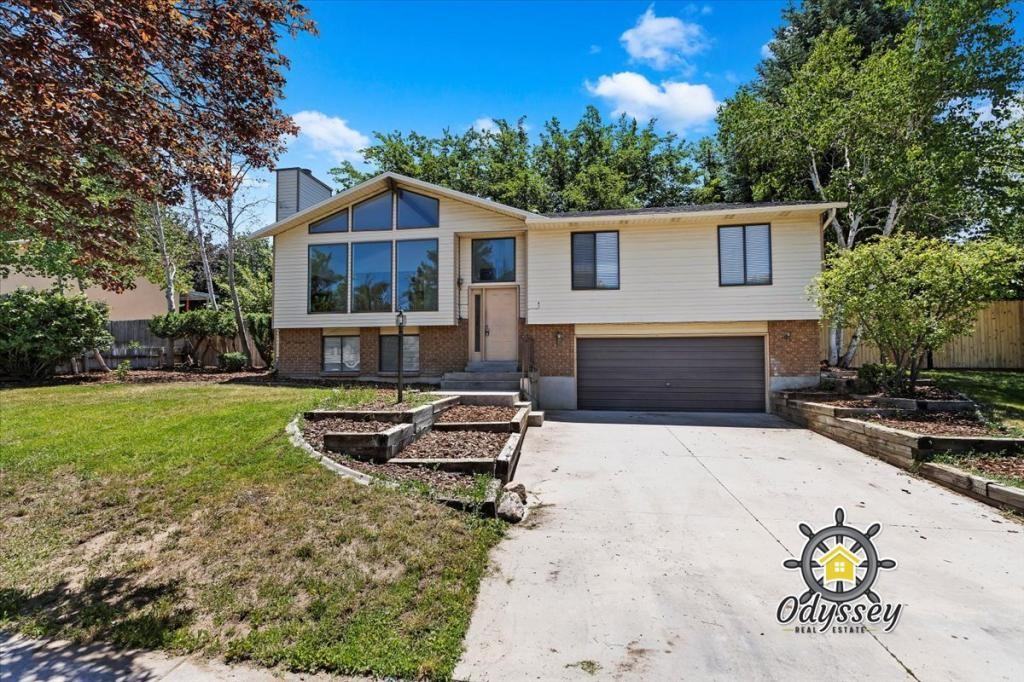 2066 E 10095 S - Photo 4 of 33