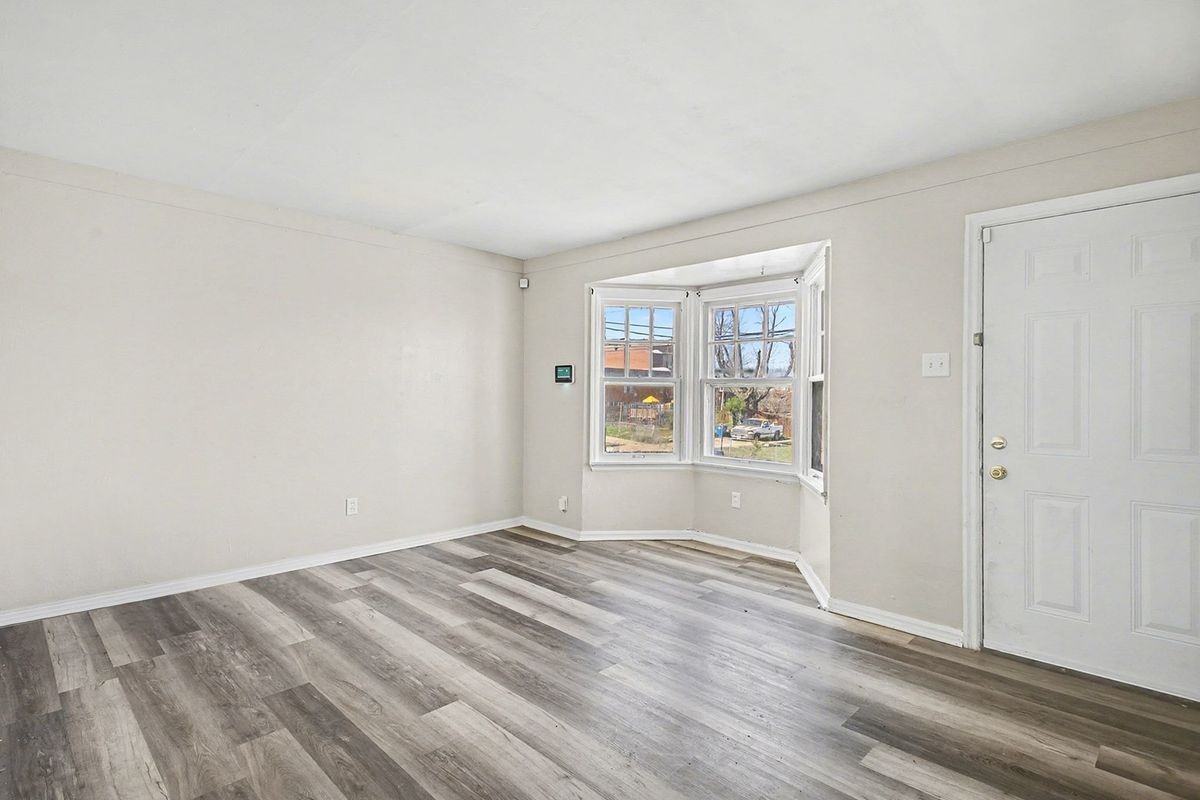 7030 Emma Ave - Photo 3 of 12