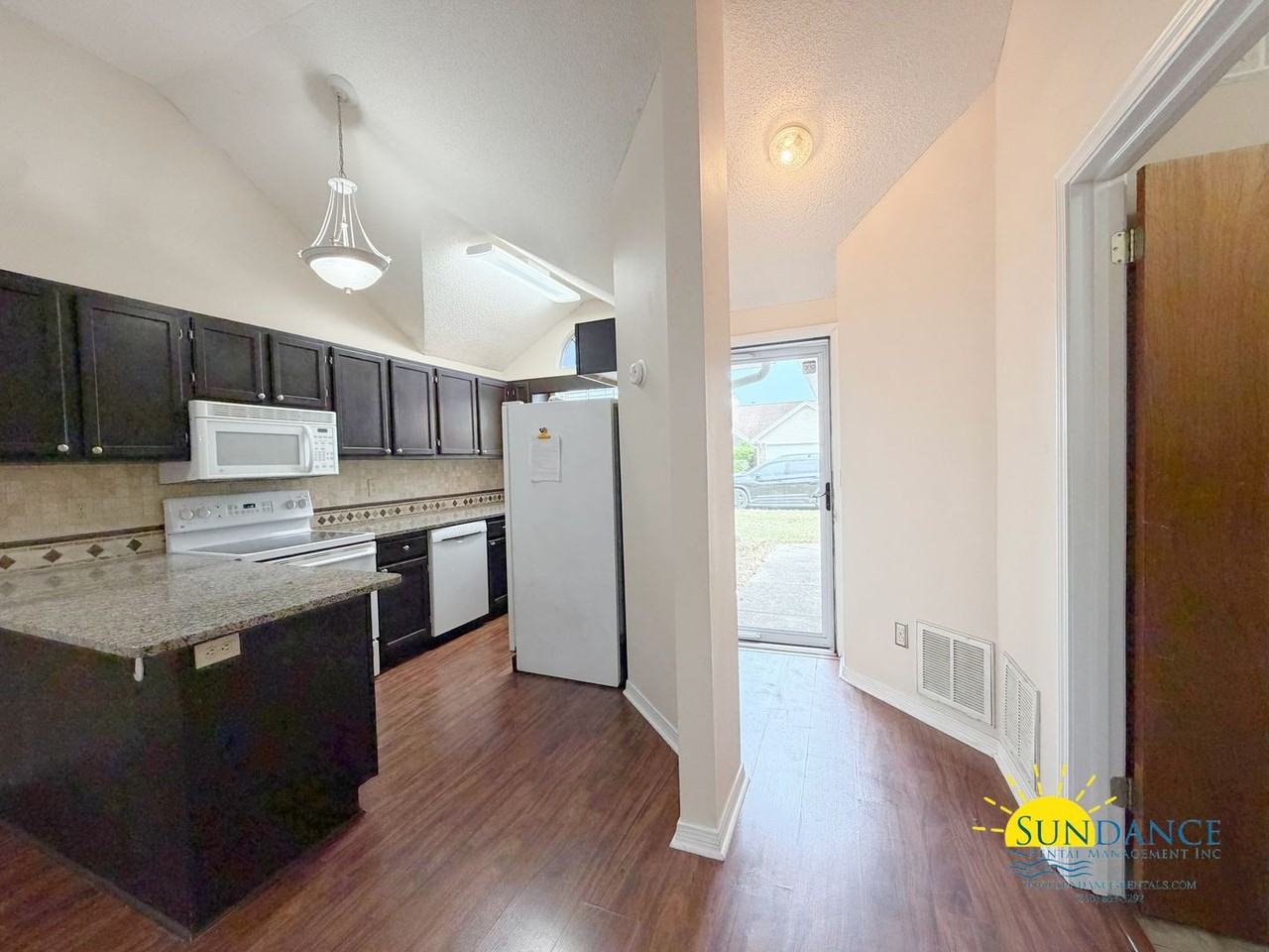 926 Roanoke Ct - Photo 4 of 24