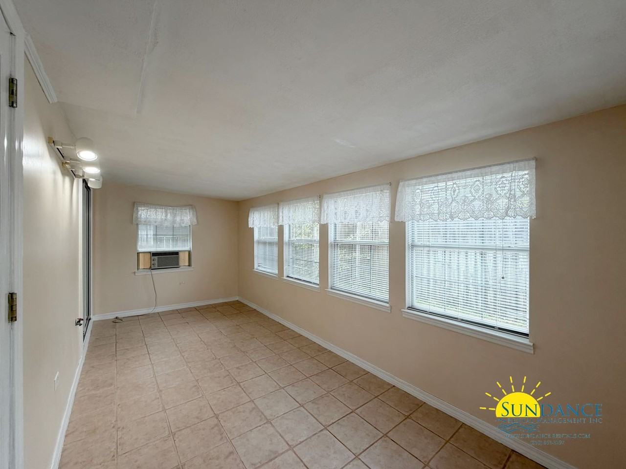 926 Roanoke Ct - Photo 6 of 24