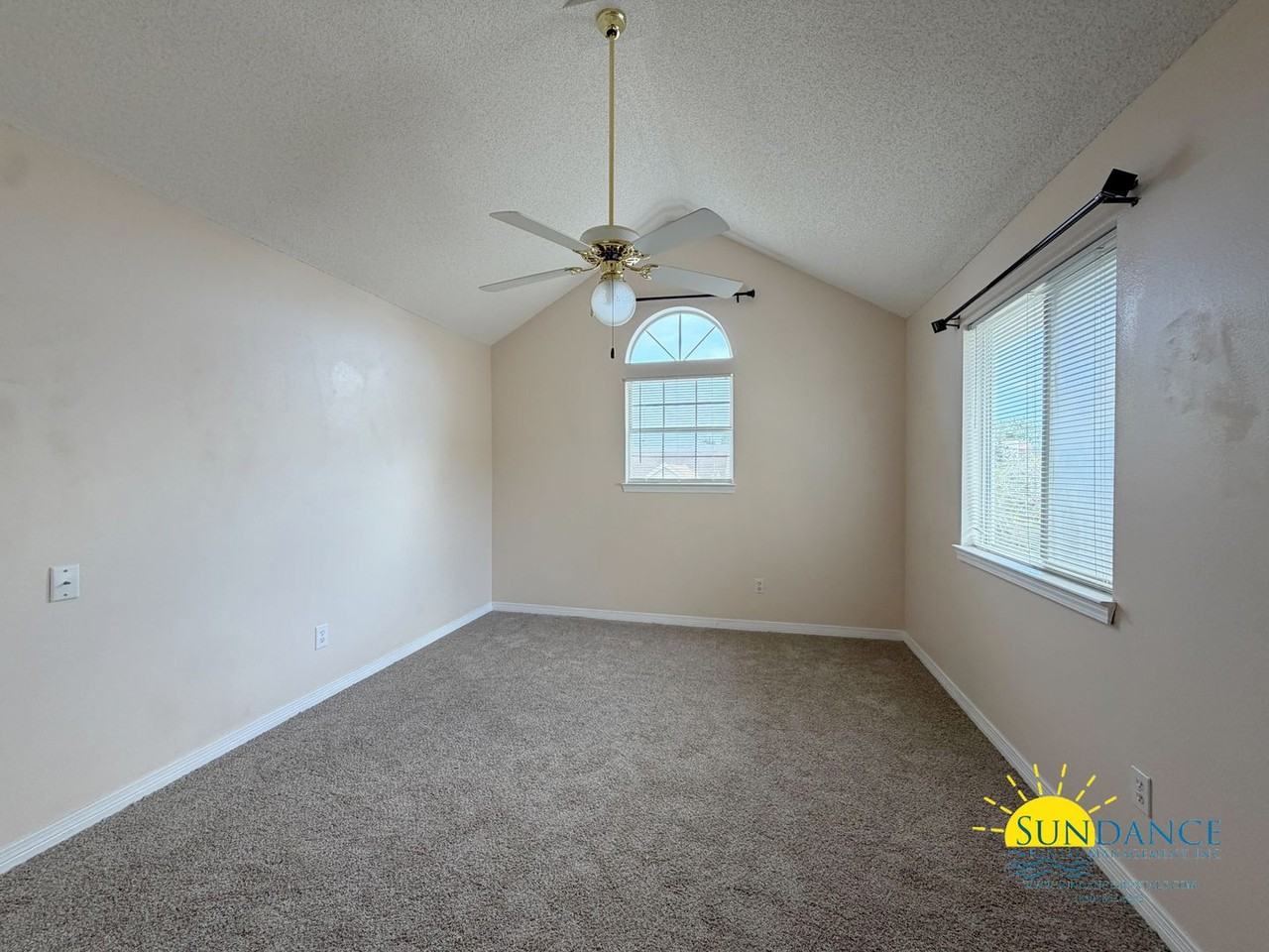 926 Roanoke Ct - Photo 7 of 24