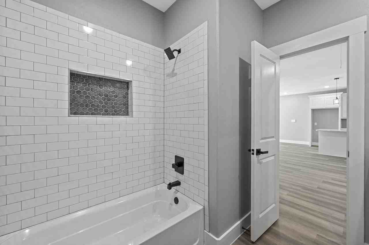 527 W Walker St - Photo 7 of 22