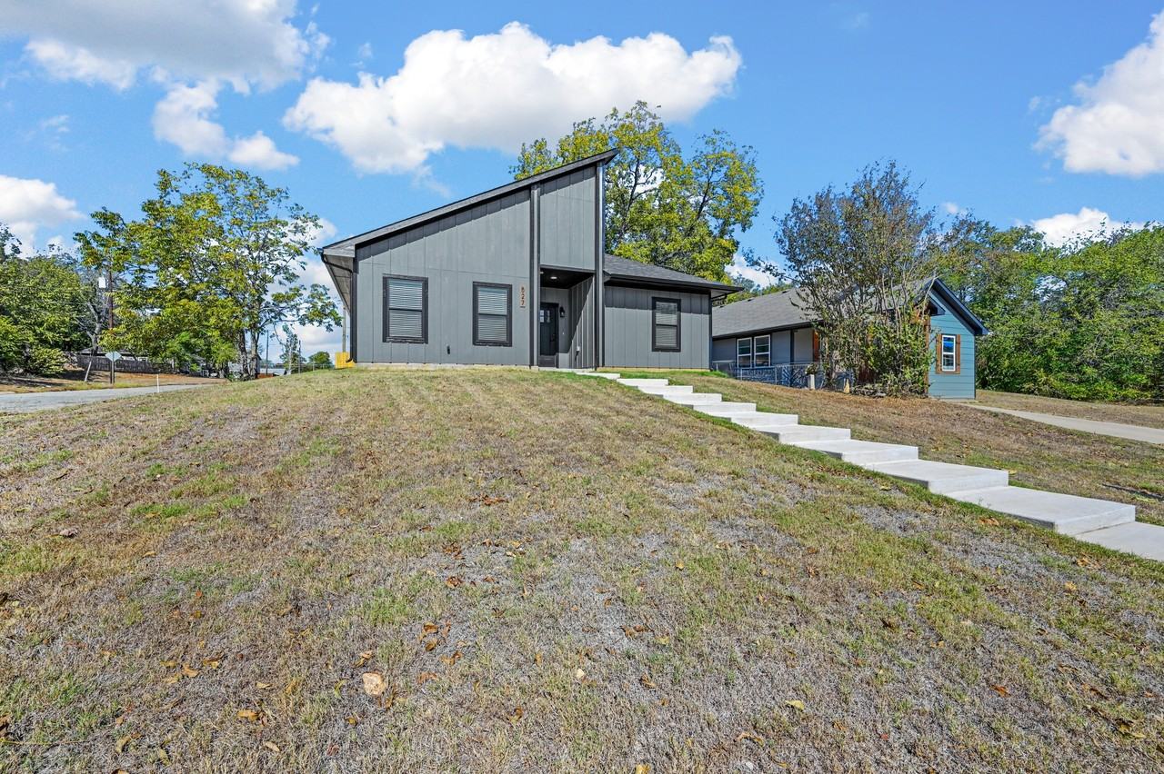 527 W Walker St - Photo 3 of 22