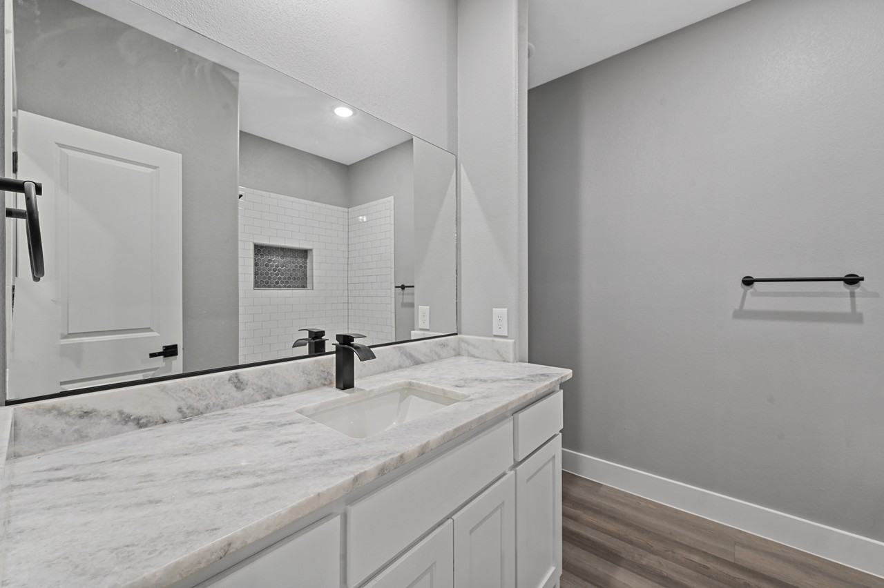 527 W Walker St - Photo 4 of 22