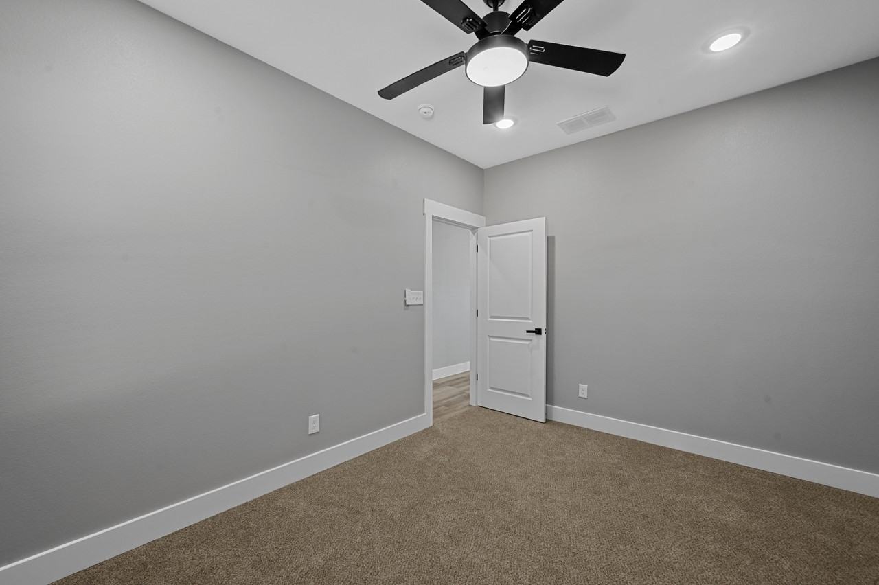 527 W Walker St - Photo 4 of 22