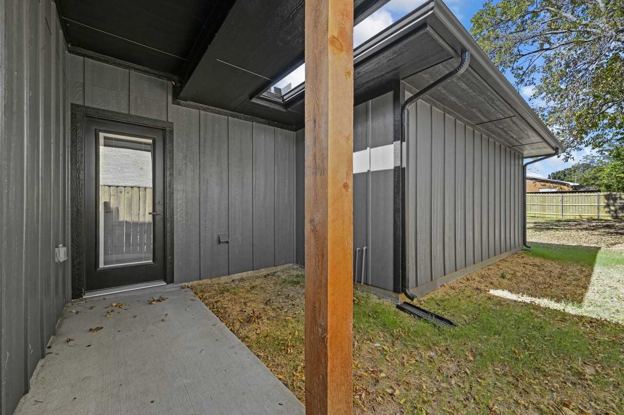 527 W Walker St - Photo 2 of 22