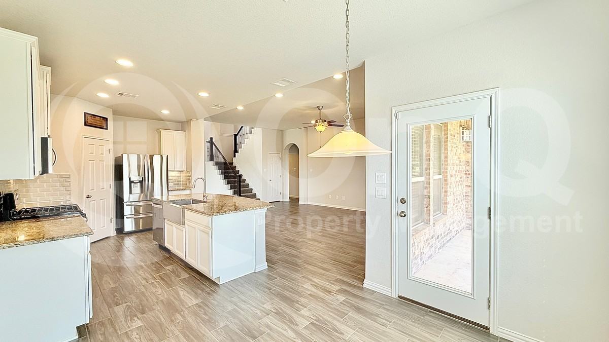 236 Allegrini St - Photo 4 of 33