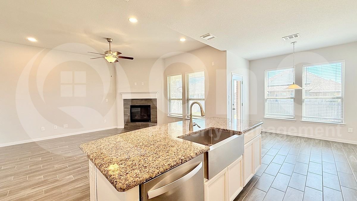 236 Allegrini St - Photo 5 of 33