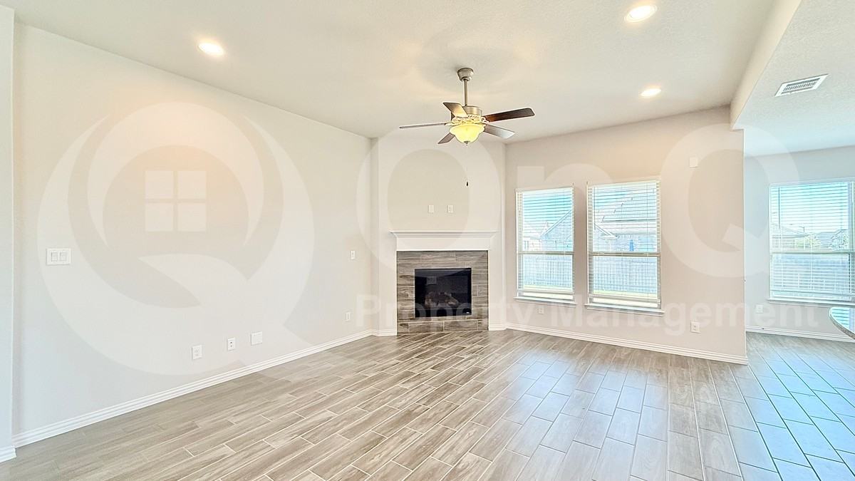 236 Allegrini St - Photo 7 of 33