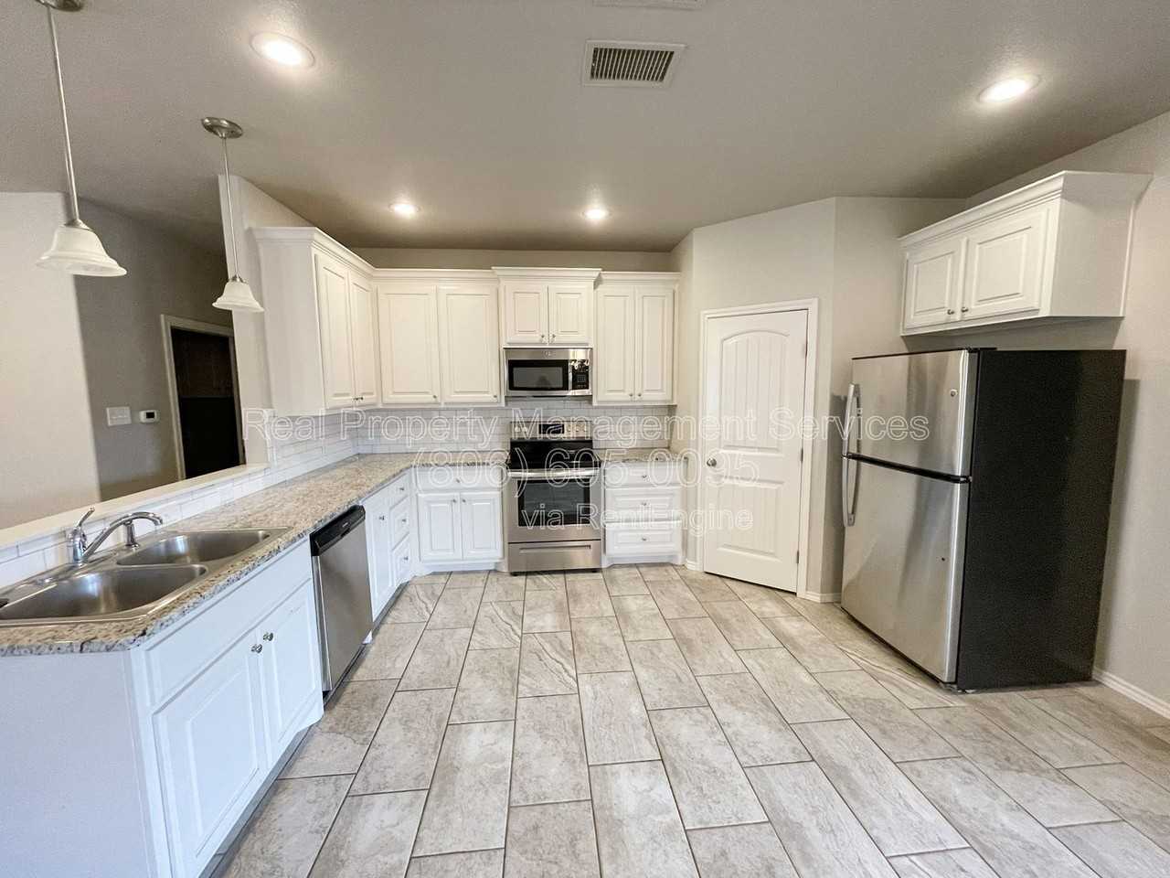 11207 Akron Ave - Photo 4 of 13