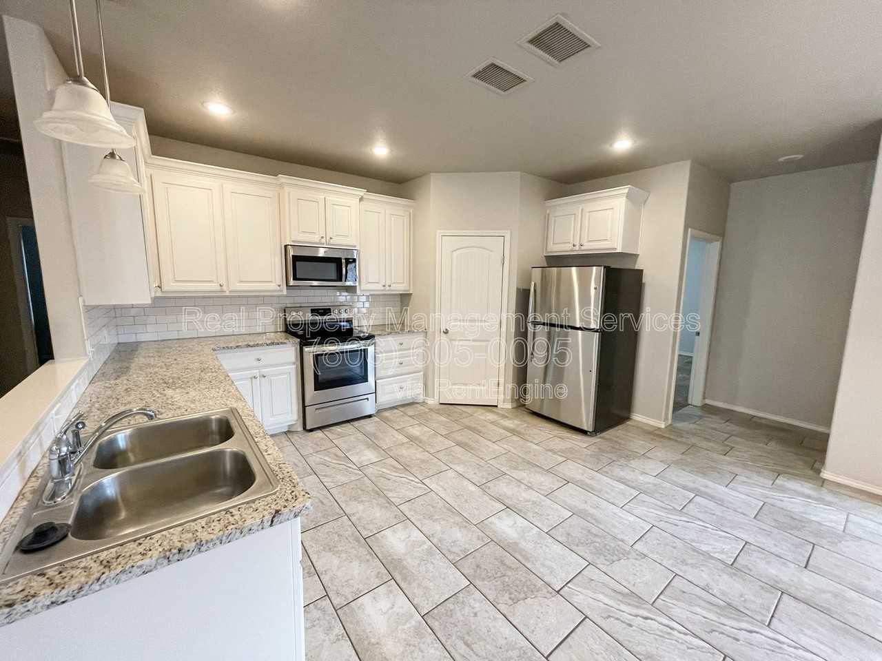 11207 Akron Ave - Photo 5 of 13